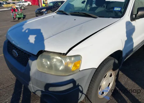 2005 Ford Escape Xls z USA, uszkodzony, nr VIN 1FMYU02Z15KA38119